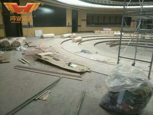 酒店國際會(huì)議室的環(huán)形會(huì)議臺(tái)正在安裝