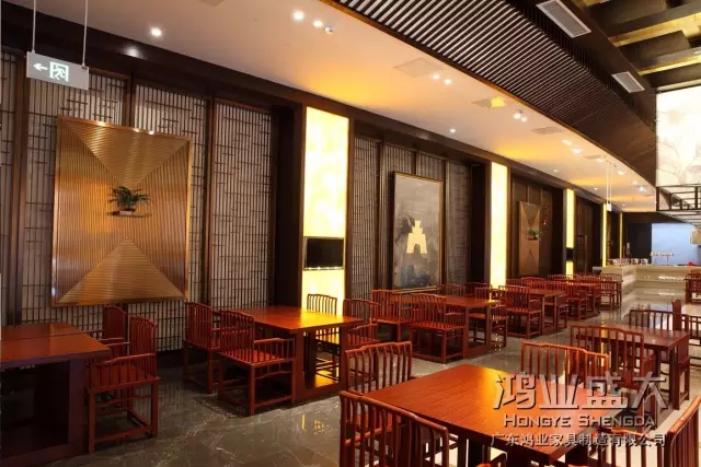 餐桌椅子木紋方向左右上下搭配，顏色協(xié)調(diào)一致