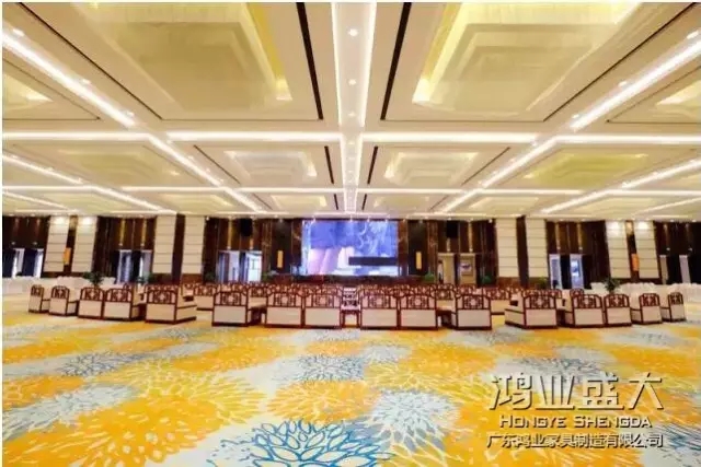 接待沙發(fā)在外觀上給人的印象是“厚實”，近看有剛毅的氣質(zhì)