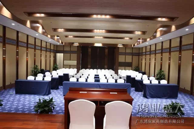 會議桌椅采用天然生漆，由老師傅手工上漆，這是純木工家具