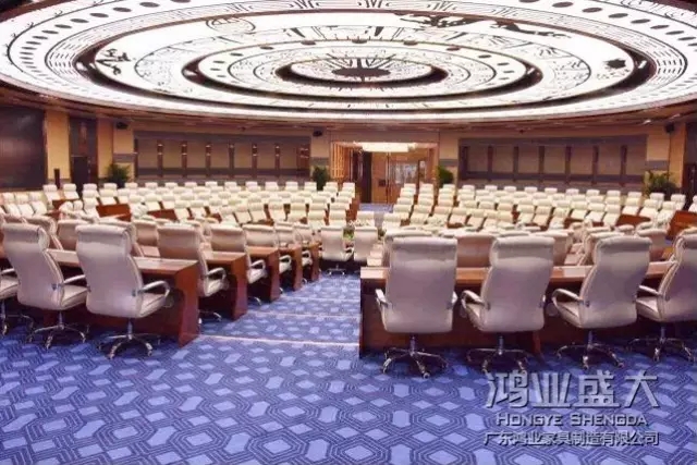 圓桌會議比較適合董事會、高層領(lǐng)導(dǎo)會議、部門會議、分組討論這些參與性較強的活動。