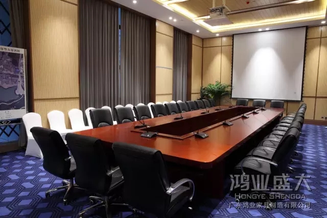 會議桌表面打磨的平滑無比，花紋左右上下配對