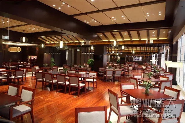 優(yōu)質(zhì)實木框架，實木腳，材質(zhì)堅硬，鋼性強