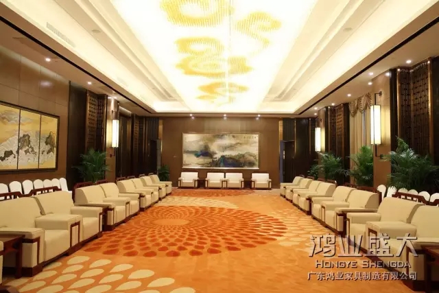 超厚的實木骨架、線條利落的坐墊、靠墊