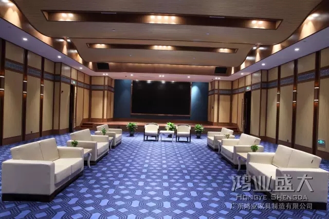 和諧自然的線條，簡潔的結(jié)構(gòu)，實木寬邊扶手