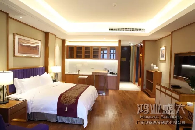 鴻業(yè)家具視角設(shè)計師以原本顏色為設(shè)計主色調(diào)，以現(xiàn)代手法為根基