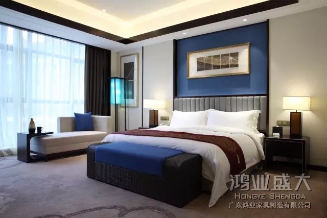 鴻業(yè)家具使整個空間傳統(tǒng)中透著現(xiàn)代，現(xiàn)代中揉著古典。