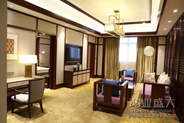 會客廳里每一件家具就像一首經(jīng)典的老歌，在每一個流動的音符中都蘊涵著深深的韻味。