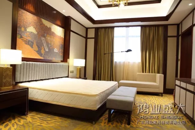 燈光讓臥室有了溫度，祥和的燈光下，是溫暖的福佑，細細品味，讓人歡喜為之雀