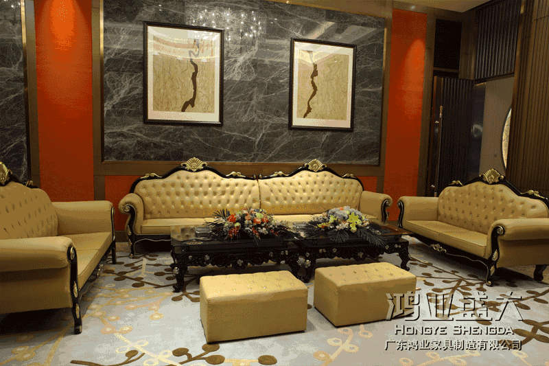 根歐式古典家具的雍容與奢華，藝術(shù)的靈感元素、現(xiàn)代的工藝和實用的功能結(jié)合得天衣無縫。