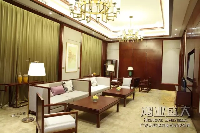 套房裝修和酒店家具搭配得當，現(xiàn)代的工藝和實用的功能結(jié)合得天衣無縫