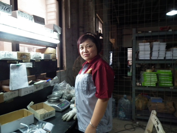  這一刻小編用鏡頭定格了鴻業(yè)公司媽媽們幸福的微笑，希望遠(yuǎn)在老家的親朋好友，可以放心自己的媽媽。