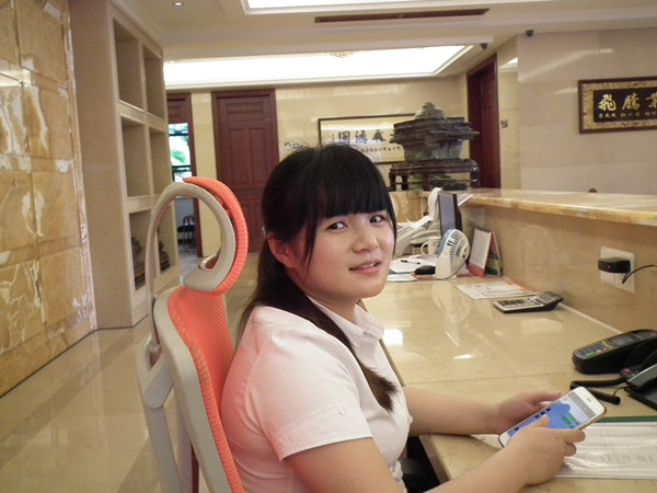 您看到了嗎？她們那一抹發(fā)自內(nèi)心的微笑是她們在對工作的認(rèn)同，