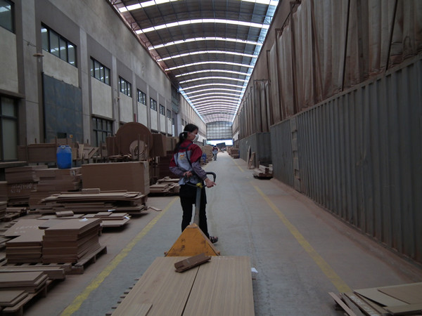 現(xiàn)每當(dāng)提到孩子的讀書時，她的嘴角漸漸浮起一絲微笑。是啊，孩子永遠(yuǎn)是父母的心頭肉，他們可以微笑著面對生活。    