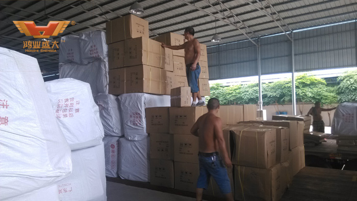 鴻業(yè)員工們?cè)谂Π沿浳餃?zhǔn)備好，讓客戶放心。