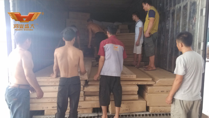 下面是小編今日在鴻業(yè)家具出貨平臺(tái)拍攝的裝貨現(xiàn)場(chǎng)情況