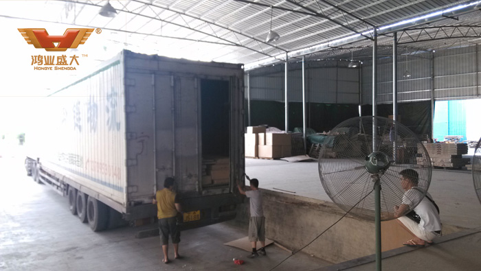 下面是小編今日在鴻業(yè)家具出貨平臺(tái)拍攝的裝貨現(xiàn)場(chǎng)情況