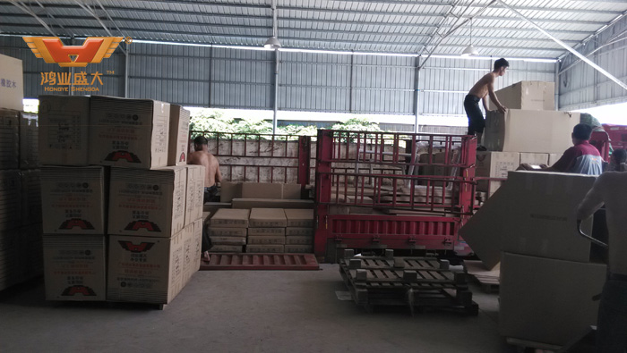    鴻業(yè)家具出貨平臺(tái)為杜總辦公家具采購(gòu)項(xiàng)目裝貨現(xiàn)場(chǎng)直擊：