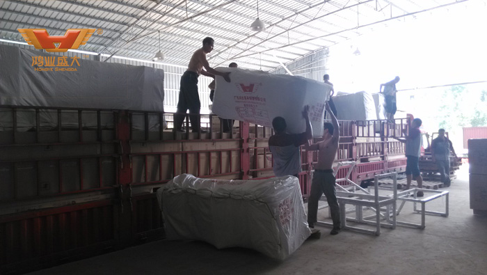    鴻業(yè)家具出貨平臺(tái)為杜總辦公家具采購(gòu)項(xiàng)目裝貨現(xiàn)場(chǎng)直擊：