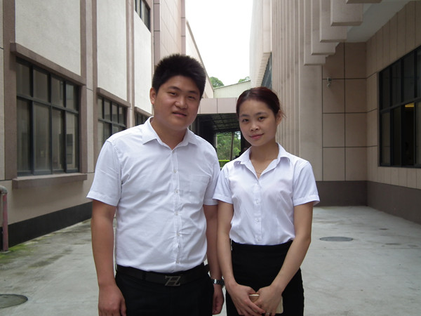  他們是一對夫妻，為了生活，她們微笑著，因為他們知道無論多么困難，多少不公平，沒有什么過不去的坎，也沒有賣不了的家具，因為他們一直堅信著努力就會有結(jié)果，用樂觀的生活態(tài)度去面對生活，用微笑面對一切的困難！