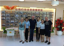 俄羅斯客戶(hù)參觀考察鴻業(yè)家具出口展廳