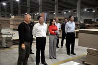 贛州市副市長南康區(qū)委書記 徐兵一行，蒞臨鴻業(yè)家具集團考察