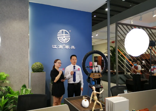 【直擊展會(huì)現(xiàn)場(chǎng)】鴻業(yè)家具集團(tuán)線上直播展會(huì)盛事，多彩繽紛！
