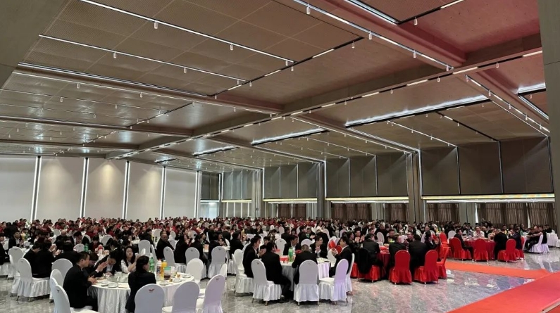 鴻心聚力，飛躍新程——鴻業(yè)家具集團(tuán)2025年員工大會(huì)暨元宵晚會(huì)圓滿落幕！