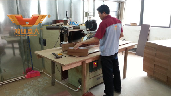 鴻業(yè)家具修邊車間